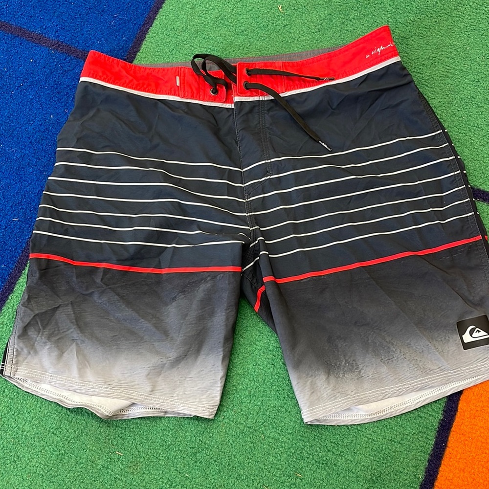 Quicksilver board shorts 32